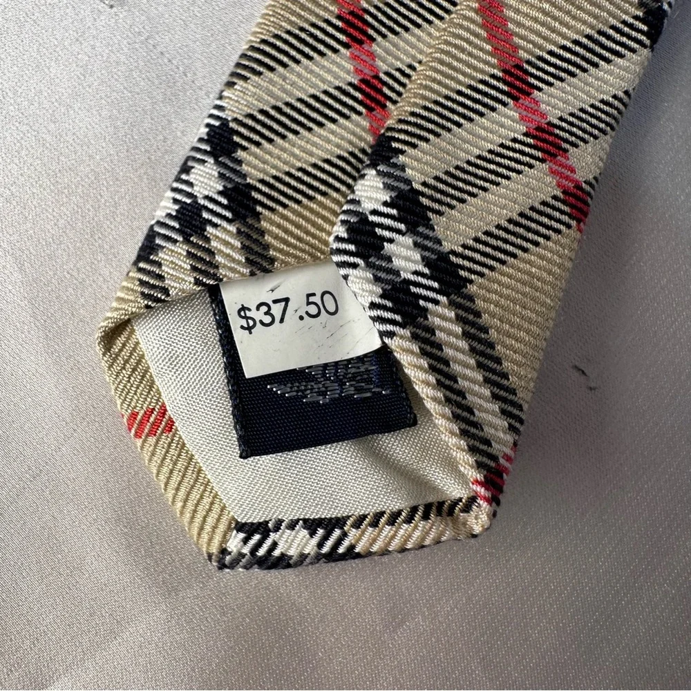 💼 Vintage Burberrys of London 100% Silk Tie — New with Tag - Picture 4 of 10